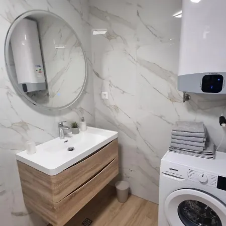 1 Bedroom In With Free Parking And Secured Parking On Διαμέρισμα