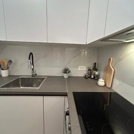 1 Bedroom In With Free Parking And Secured Parking On Daire *